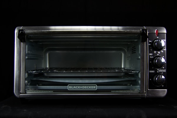 悬疑短剧海报，神秘氛围场景